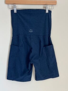 Beyond Yoga Spacedye Love the Bump Maternity Biker Shorts Blue Pockets Small